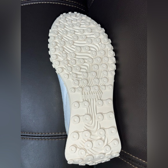 Puma Beige & White Sneakers Shoes sz women’s 7 NIB NWT - Picture 10 of 11